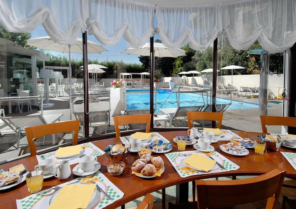 Hotel Pacific Cattolica Buitenkant foto
